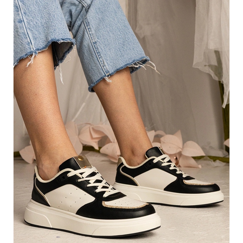 Fekete női cipők csillogó tartozékkal 1