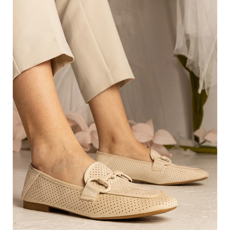 Bézs női nyitott cipők díszítéssel 1