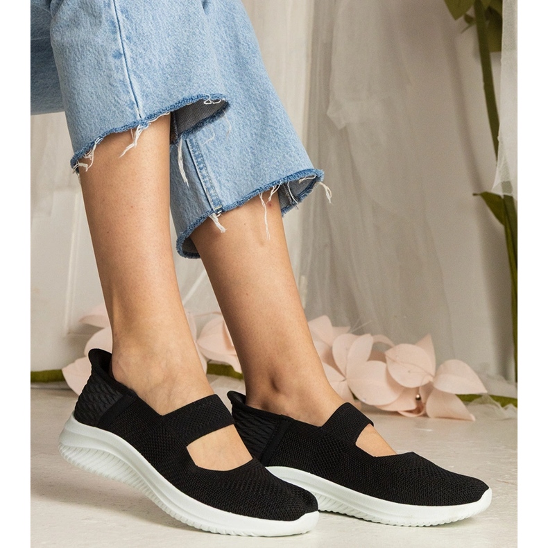 Fekete női cipők egy sajtolt talpon 1 Fekete női cipők egy sajtolt talpon 1