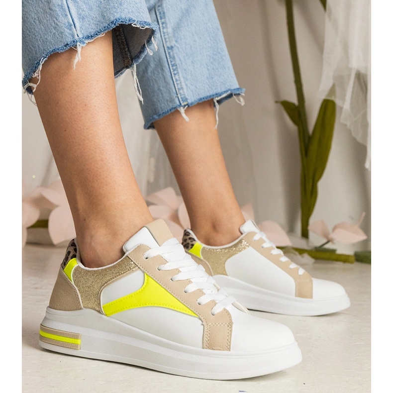 Fehér női cipők csillogással és leopárdokkal 1