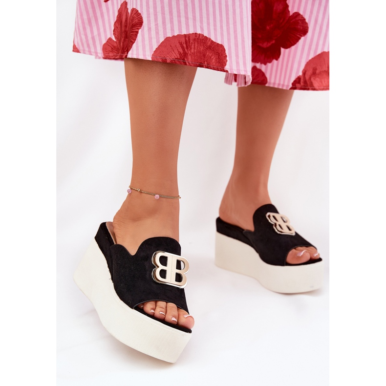 Papucs a peronon és ékek fekete dekorációval 2