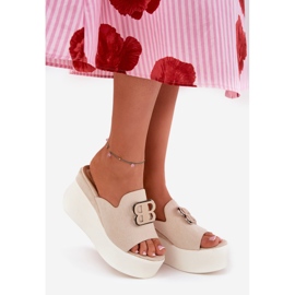 Papucsok a peronon és ékek bézs díszítéssel 2 Papucsok a peronon és ékek bézs díszítéssel 2