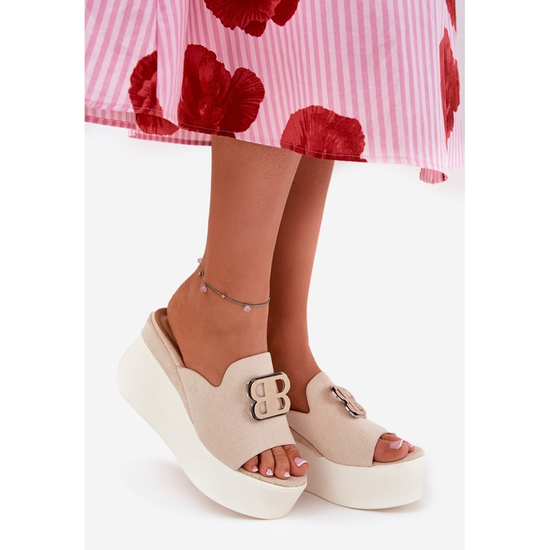 Papucsok a peronon és ékek bézs díszítéssel 2 Papucsok a peronon és ékek bézs díszítéssel 2