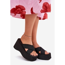 A női papucsok az ékön és a platformon fekete 1