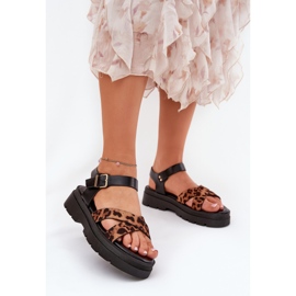 Női szandál a platformon leopárd nyomtatással barna 2 Női szandál a platformon leopárd nyomtatással barna 2