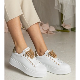 Fehér és arany cipők, amelyek cirkonokkal ellátott pillangóval díszítik 2