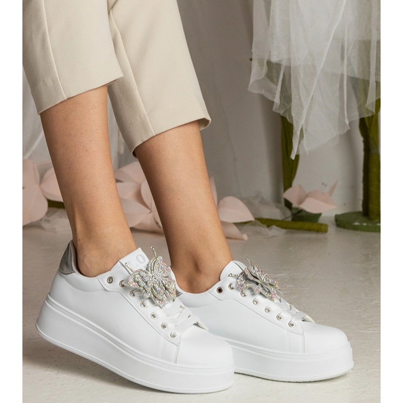 Fehér és ezüst cipők, amelyek cirkonokkal ellátott pillangóval díszítik 2