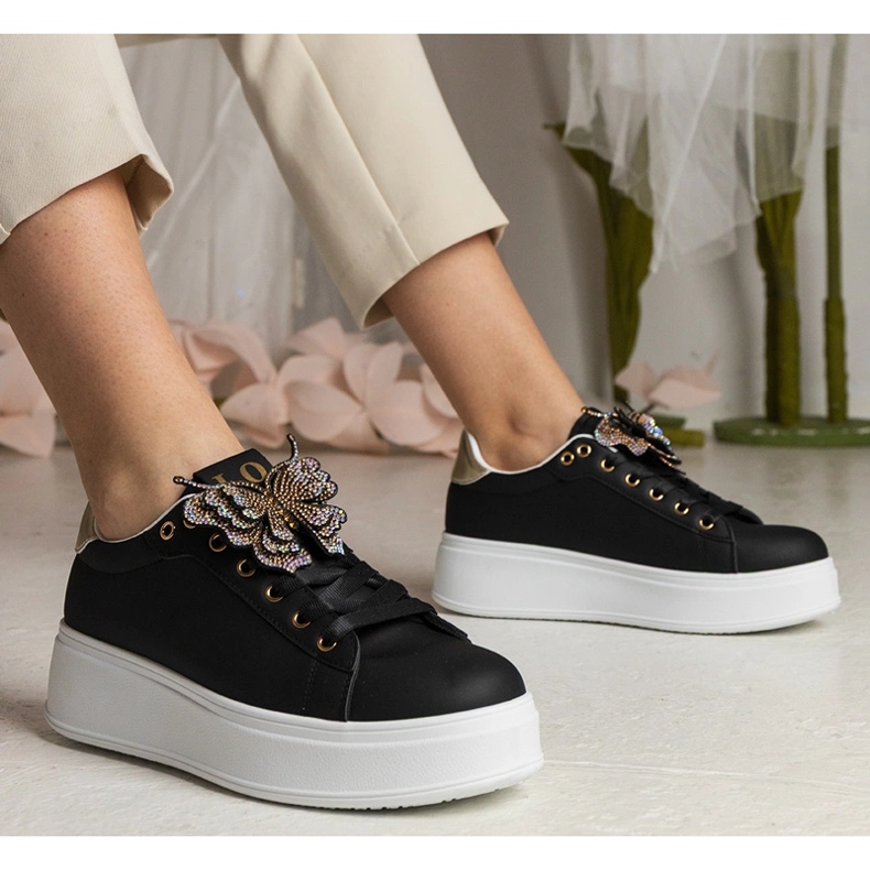 Fekete cipők, amelyek cirkonokkal ellátott pillangóval díszítik 1