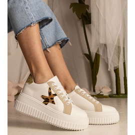 Fehér és bézs cipők csillogással és csillaggal díszítve 1