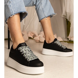 Fekete női cipők hatalmas láncmal = 1