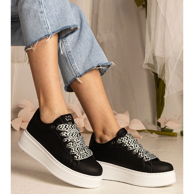 Fekete női cipők hatalmas láncmal = 2