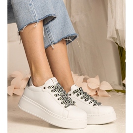 Fehér női cipők, hatalmas kötéssel 1