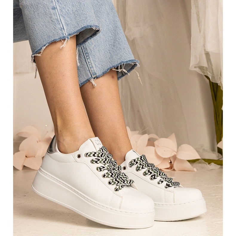 Fehér női cipők, hatalmas kötéssel 1