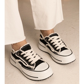 Fekete női cipők egy magas talpon 1