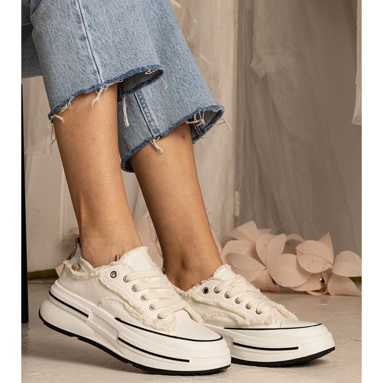 Fehér női cipők egy magas talpon 2