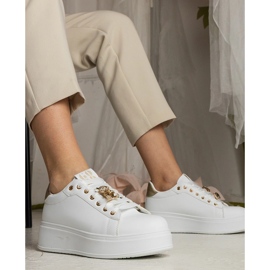 Női fehér és arany cipők kövekkel díszítve 1