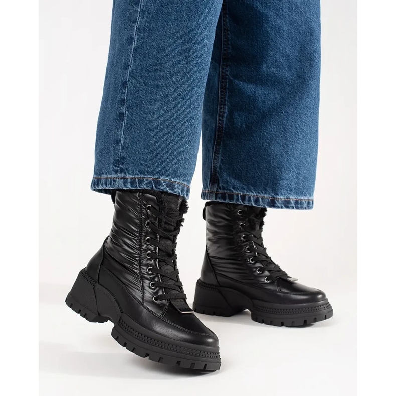 Női hócsizma az emelvényen fekete 2