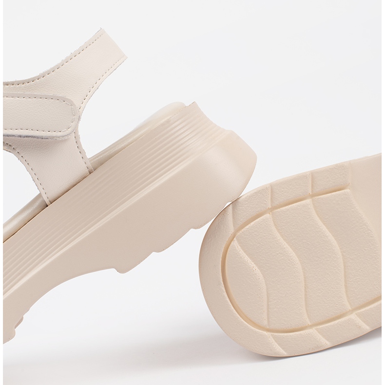 Goodin Bézs szandál a bőrplatformon 1