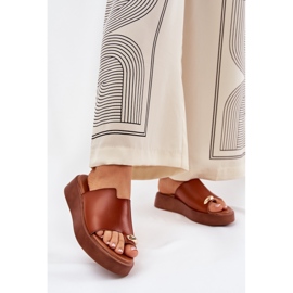 A női papucs flopok a peronon és alacsony ékkel dekoratív teve részletekkel barna 2