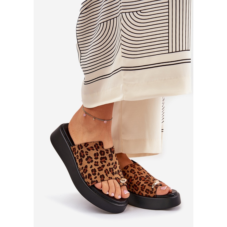 A női papucs flopok a peronon és alacsony ékek dekoratív részletekkel barna leopárdokkal 1