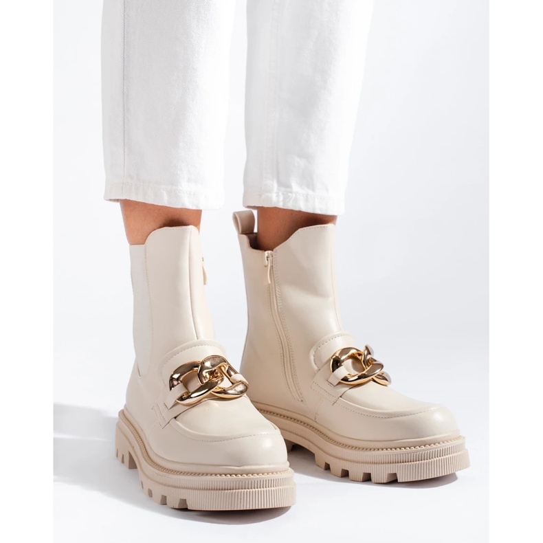 Munkavállalók a platformon bézs 1