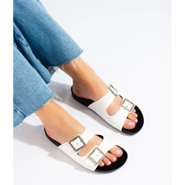 Goodin Fehér papucs dekoratív csatokkal 1