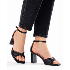 Fekete magas sarkú szandál 2