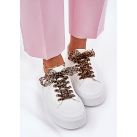 Női cipők egy hatalmas platformon, dekoratív fehértől 2