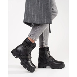 Fekete csatos munkások 2