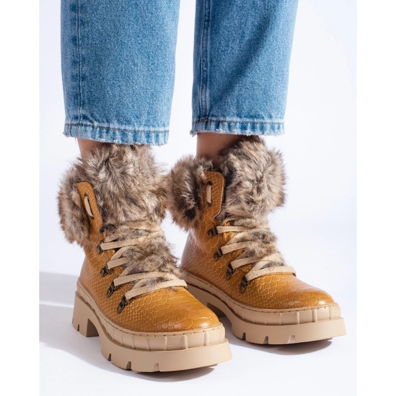 Női túracipő bundával bézs 1