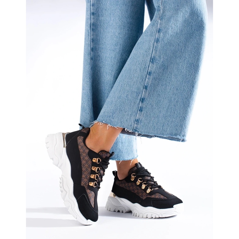 Fekete női tornacipő mintával 2