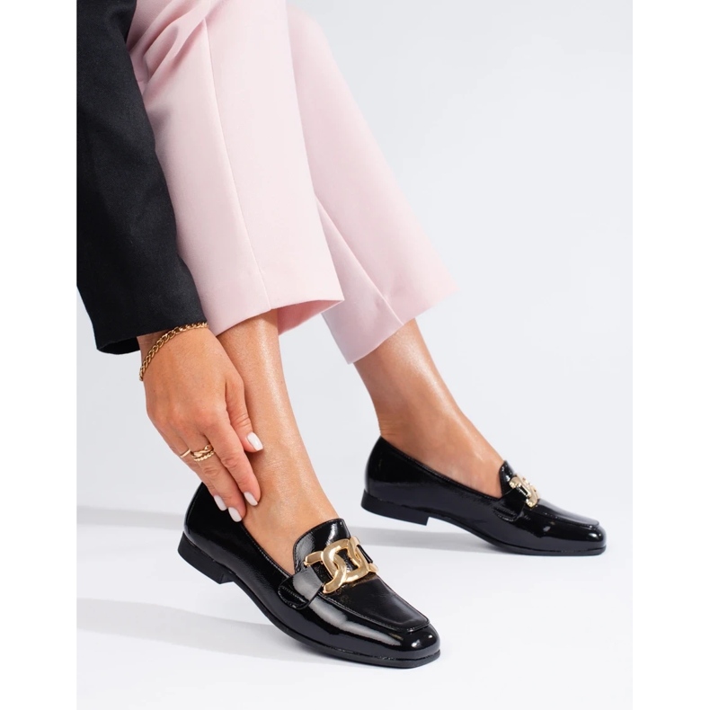 Lakkozott fekete női cipő Shelovet lánccal 1