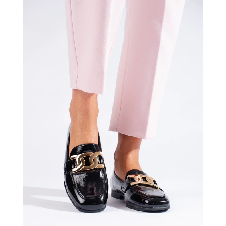 Lakkozott fekete női cipő Shelovet lánccal 2