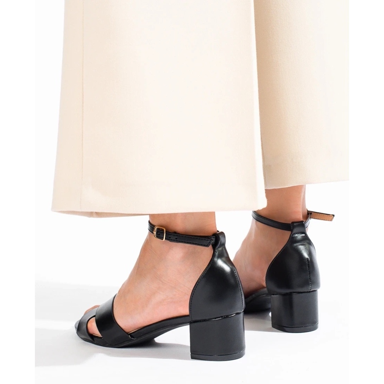 Fekete alacsony sarkú szandál a Shelovet márkától 2