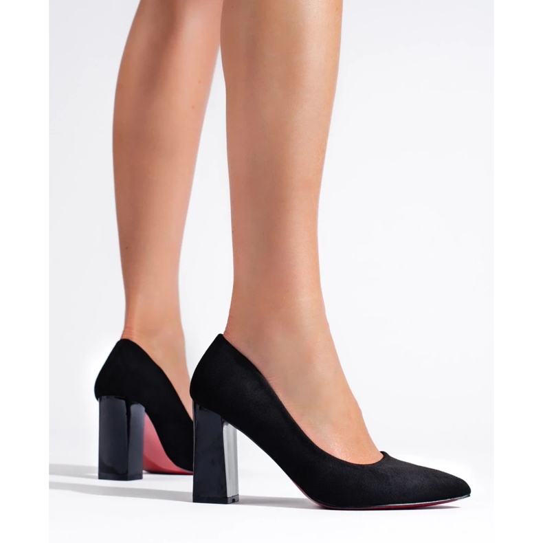 Női fekete pumpák a poszton 1