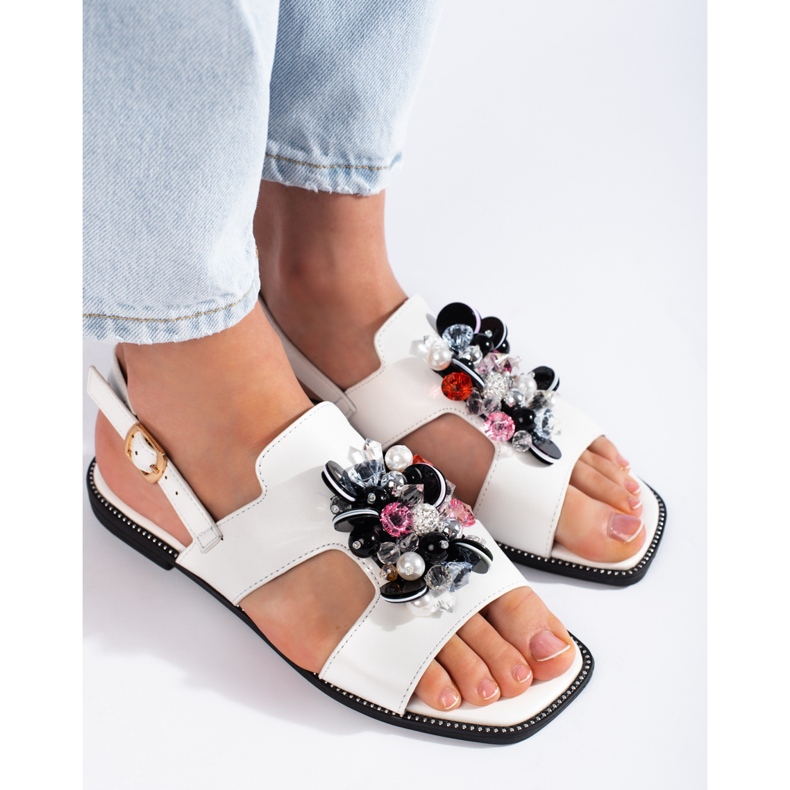 Fehér női szandál díszítéssel 2