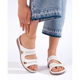 Kényelmes fehér női papucs 2