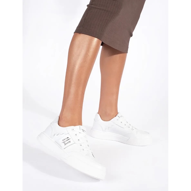 Fehér tornacipő a platformon 2