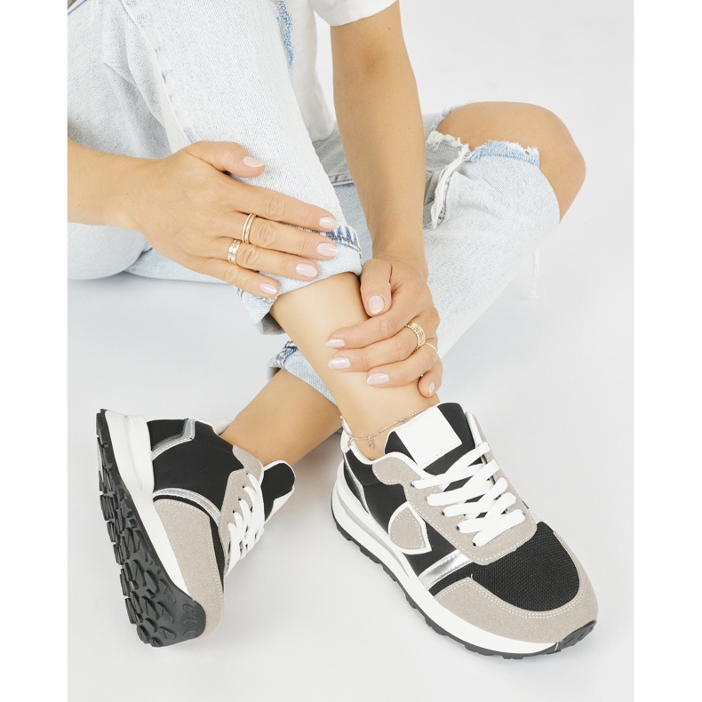 Fekete és bézs színű női sportcipő 2