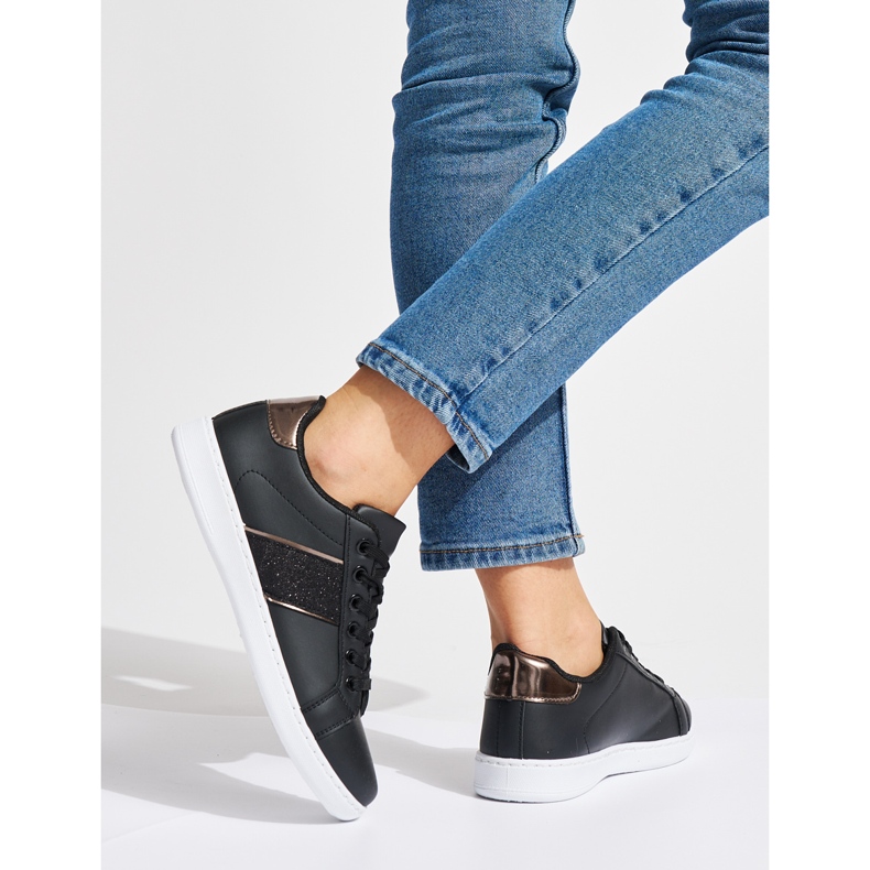 Fekete női sportcipő 1