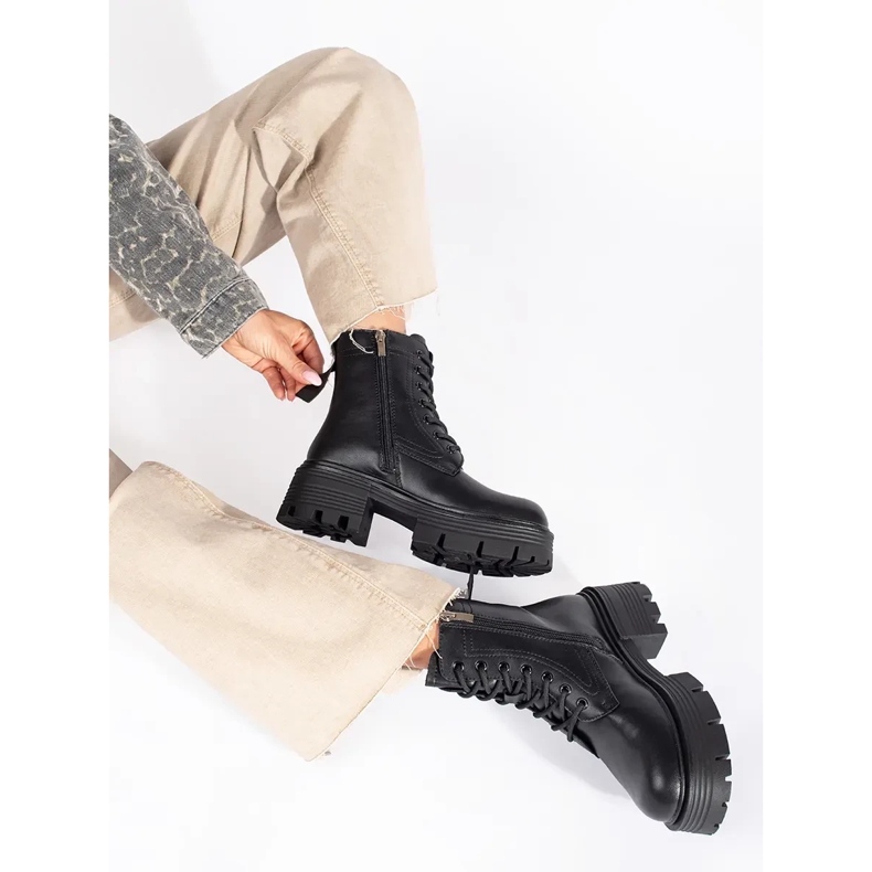 Fekete bőrcsizma vastag talppal 1