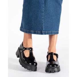 Női fekete lakkcipő emelvényes 1