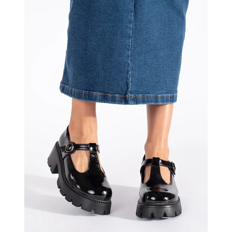 Női fekete lakkcipő emelvényes 1