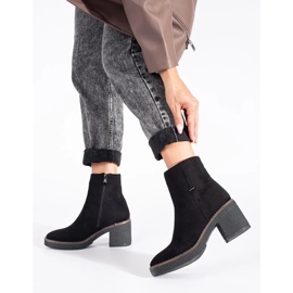 Szarvasbőr fekete csizma a poszton 1