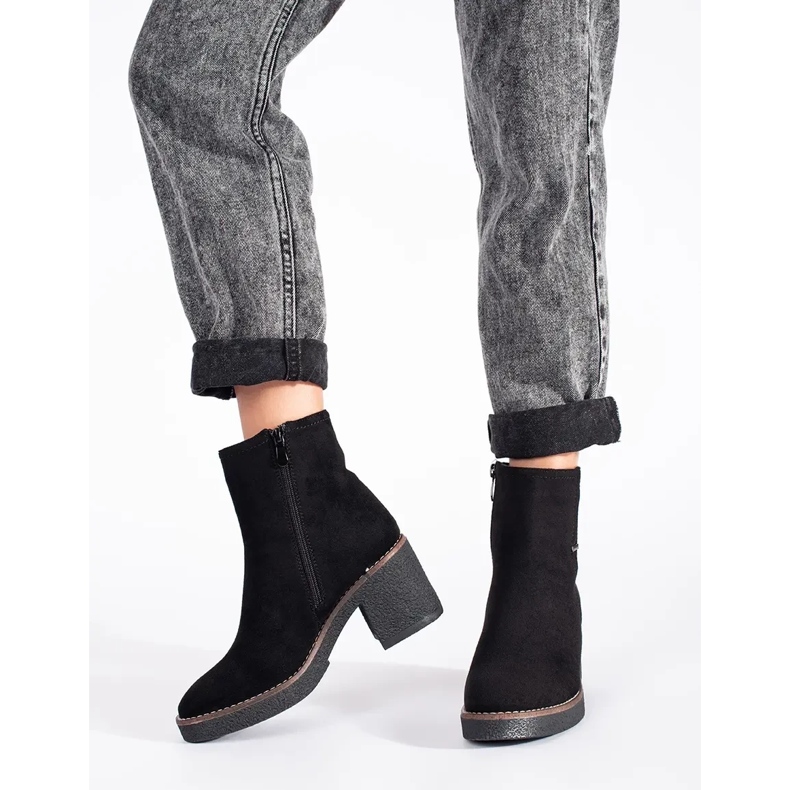 Szarvasbőr fekete csizma a poszton 2