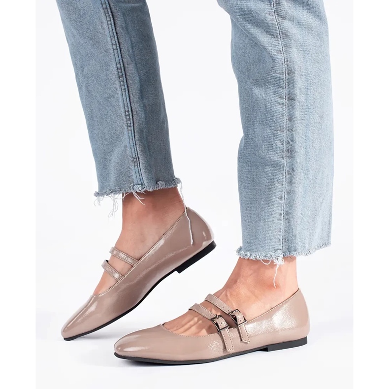 Bézs lakkozott balettlapok csattal 1