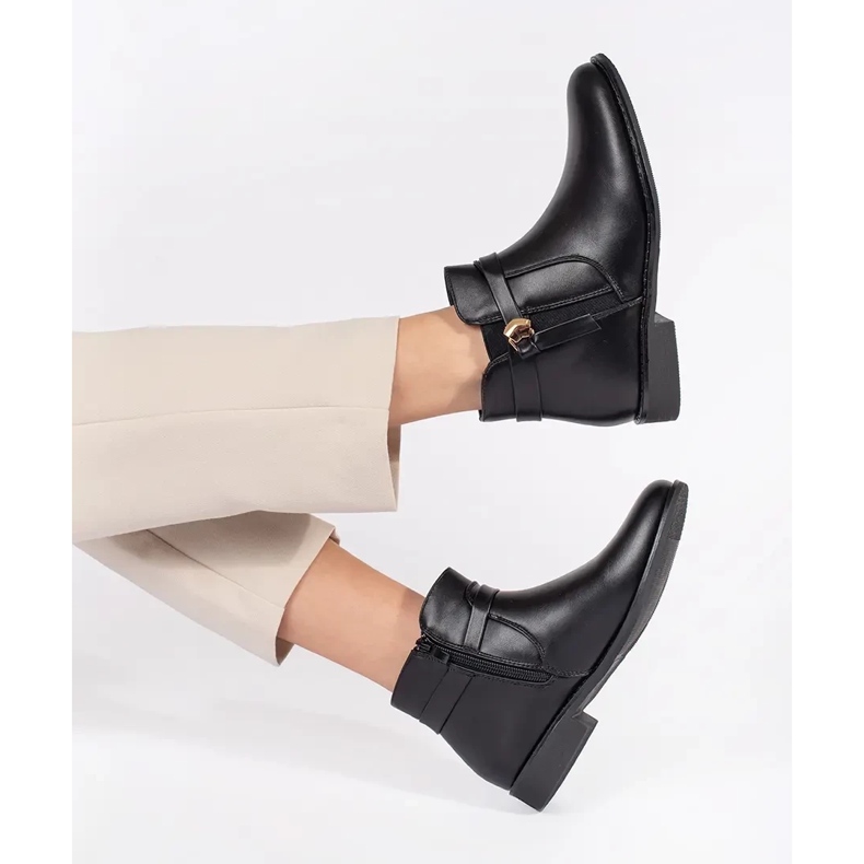 Fekete női bokacsizma pánttal, alacsony sarokkal 1