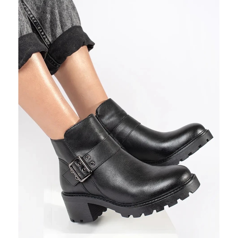 Fekete bőr női magas sarkú bokacsizma dekoratív csattal, Sergio Leone 1