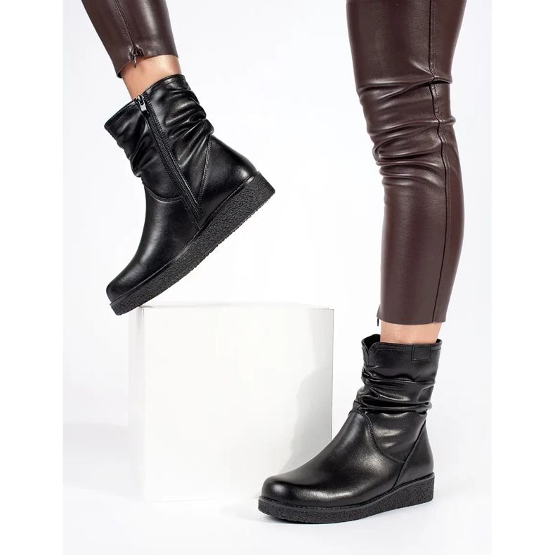 Fekete bőr női bokacsizma alacsony éken, Sergio Leone fodros felsőrésszel 1