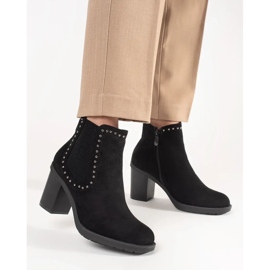 Fekete velúr csizma az oszlopon strasszokkal díszítve 1